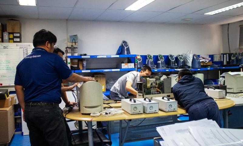 SY engineers conducting INFICON E3000 troubleshooting training for the Vietnam team